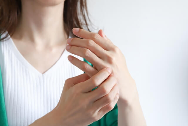 更年期で手の関節が痛くなる？